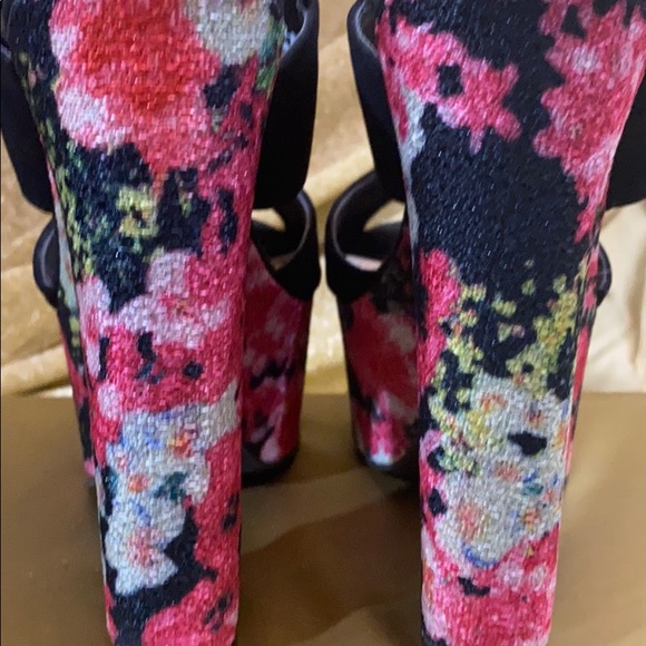 Soldsoldsold Floral 5.5” heeled sandals - Picture 3 of 6